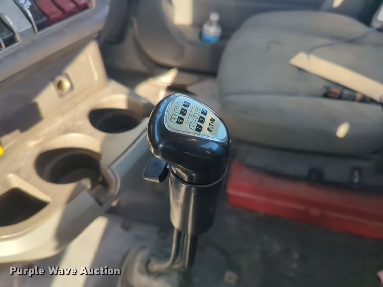 image for item EQ2261 2016 Kenworth  T880 semi truck