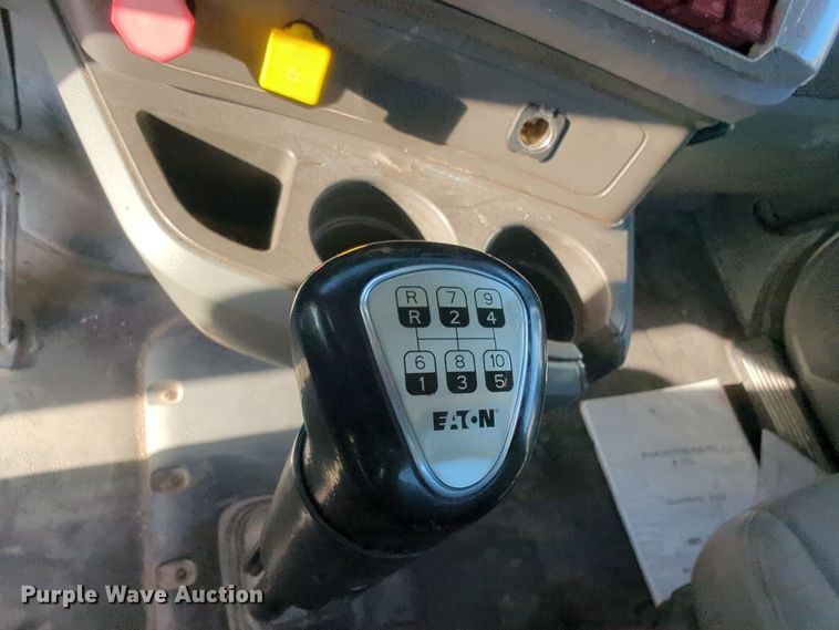 image for item EQ2261 2016 Kenworth  T880 semi truck