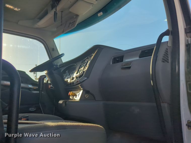 image for item EQ2261 2016 Kenworth  T880 semi truck