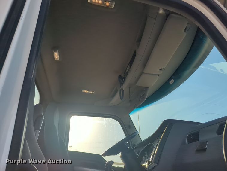 image for item EQ2261 2016 Kenworth  T880 semi truck