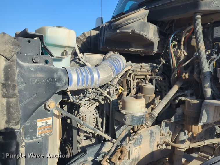 image for item EQ2261 2016 Kenworth  T880 semi truck