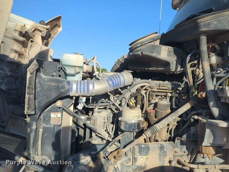 image for item EQ2261 2016 Kenworth  T880 semi truck