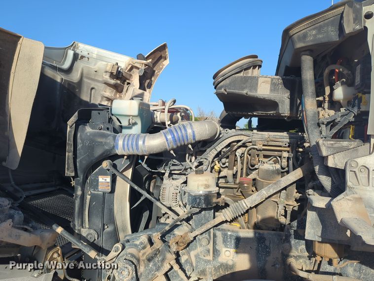 image for item EQ2261 2016 Kenworth  T880 semi truck