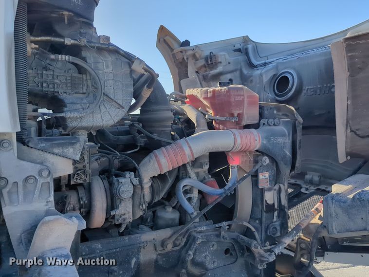 image for item EQ2261 2016 Kenworth  T880 semi truck