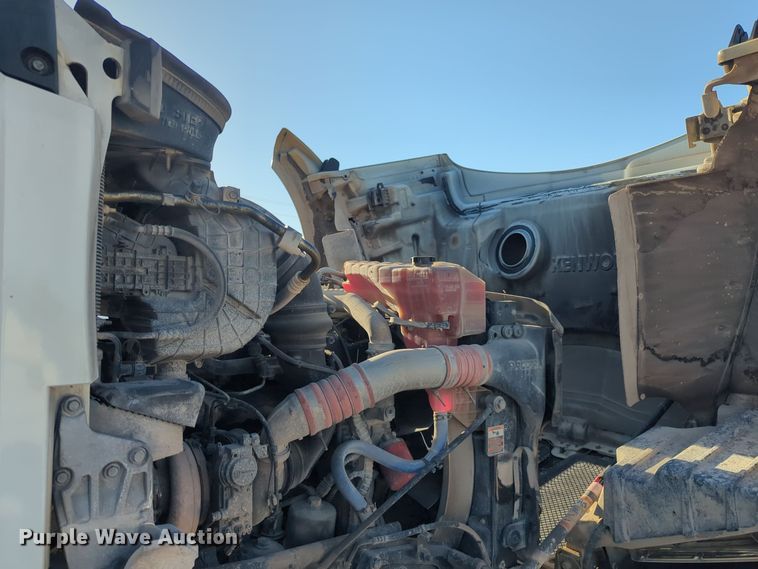 image for item EQ2261 2016 Kenworth  T880 semi truck