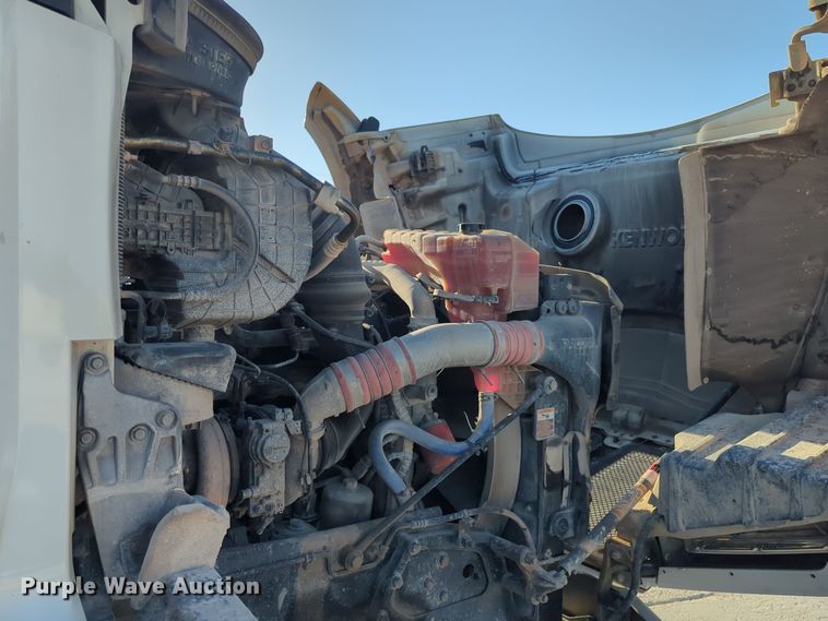 image for item EQ2261 2016 Kenworth  T880 semi truck