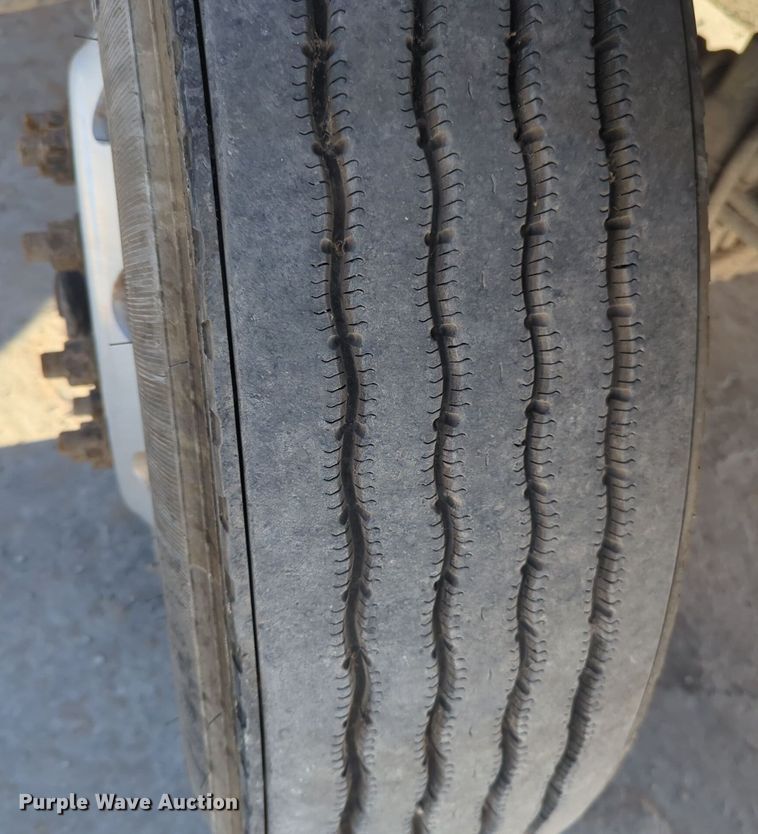 image for item EQ2261 2016 Kenworth  T880 semi truck