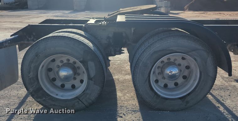 image for item EQ2261 2016 Kenworth  T880 semi truck