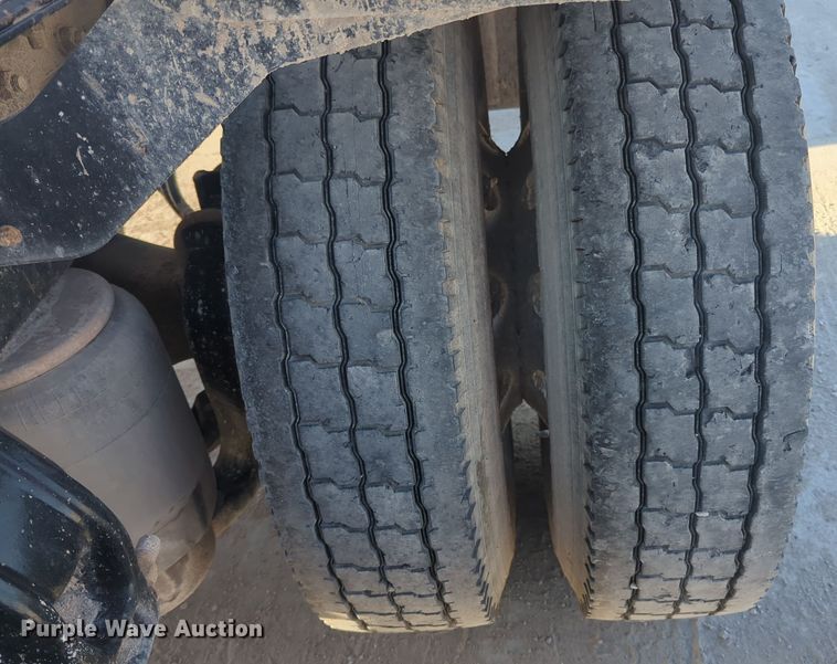 image for item EQ2261 2016 Kenworth  T880 semi truck