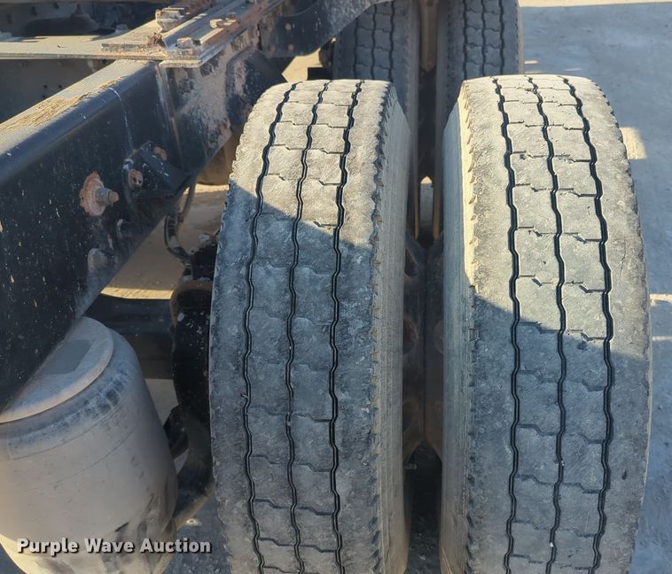 image for item EQ2261 2016 Kenworth  T880 semi truck