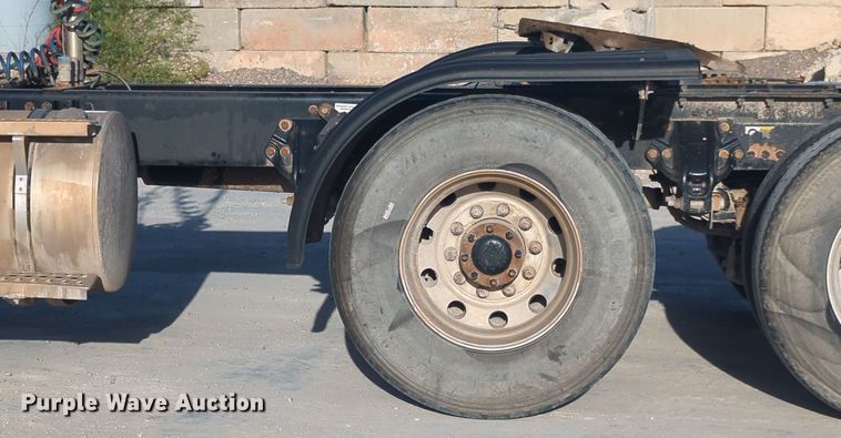 image for item EQ2261 2016 Kenworth  T880 semi truck