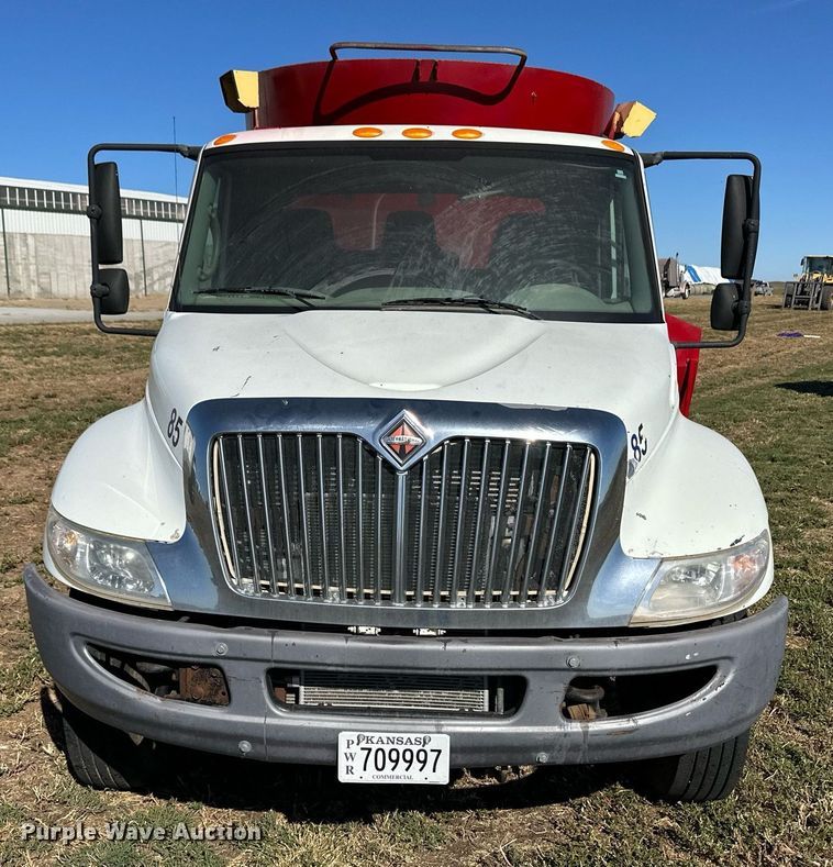 image for item ER8007 2009 International DuraStar 4300 feed mixer truck