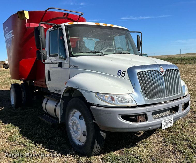 image for item ER8007 2009 International DuraStar 4300 feed mixer truck