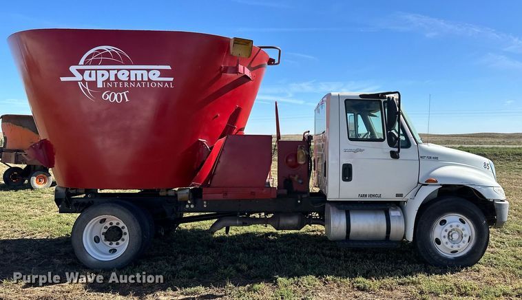 image for item ER8007 2009 International DuraStar 4300 feed mixer truck