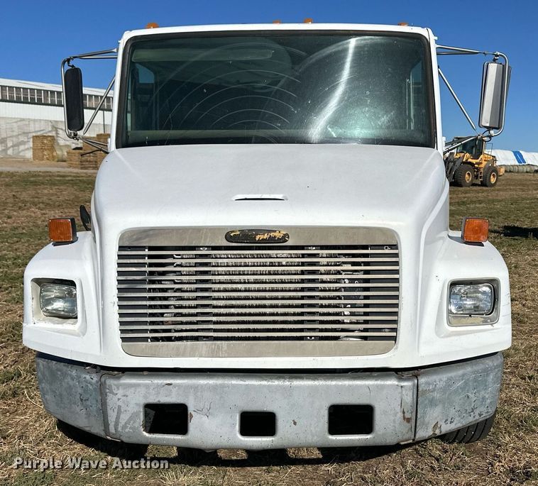 image for item ER8008 2001 Freightliner flatbed truck