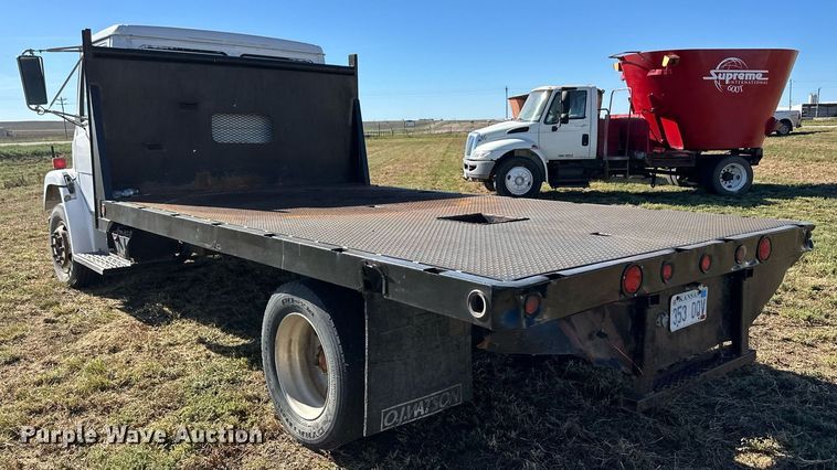 image for item ER8008 2001 Freightliner flatbed truck