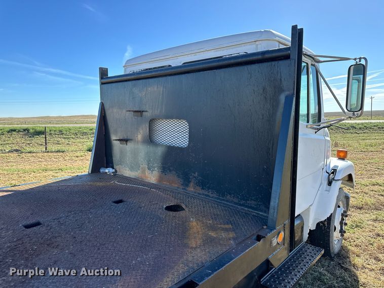 image for item ER8008 2001 Freightliner flatbed truck