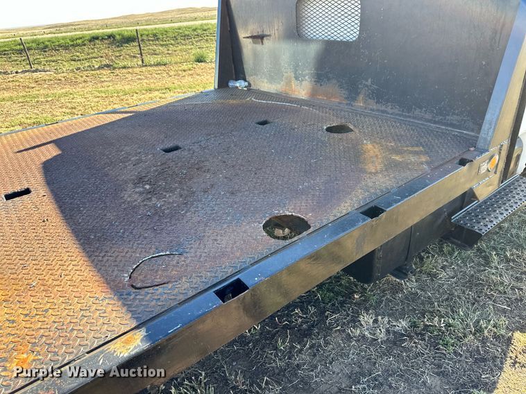 image for item ER8008 2001 Freightliner flatbed truck