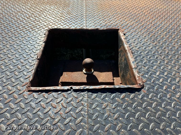 image for item ER8008 2001 Freightliner flatbed truck