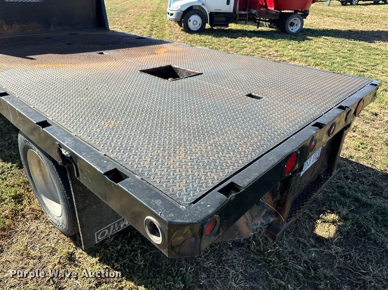 image for item ER8008 2001 Freightliner flatbed truck