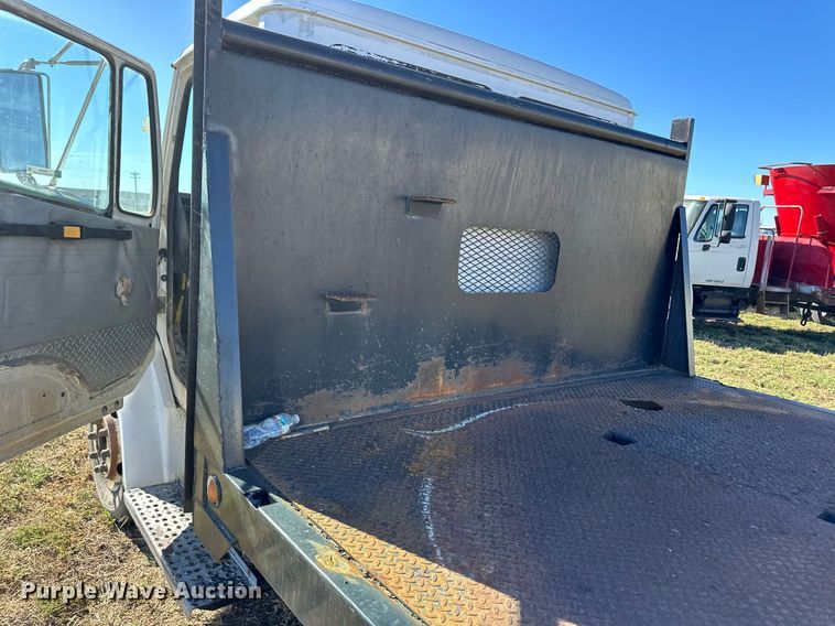 image for item ER8008 2001 Freightliner flatbed truck