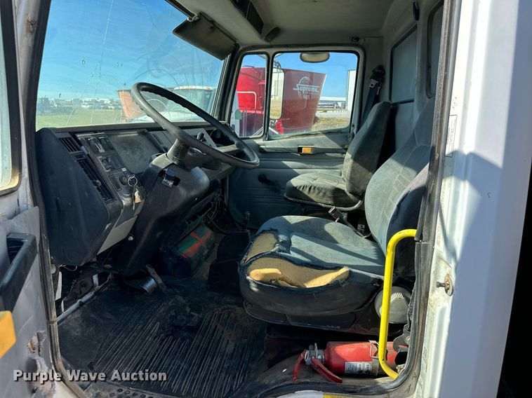 image for item ER8008 2001 Freightliner flatbed truck