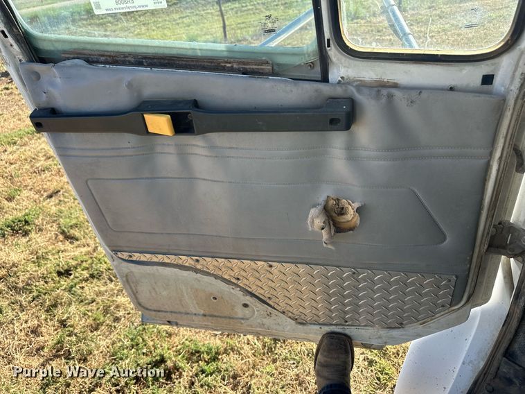 image for item ER8008 2001 Freightliner flatbed truck