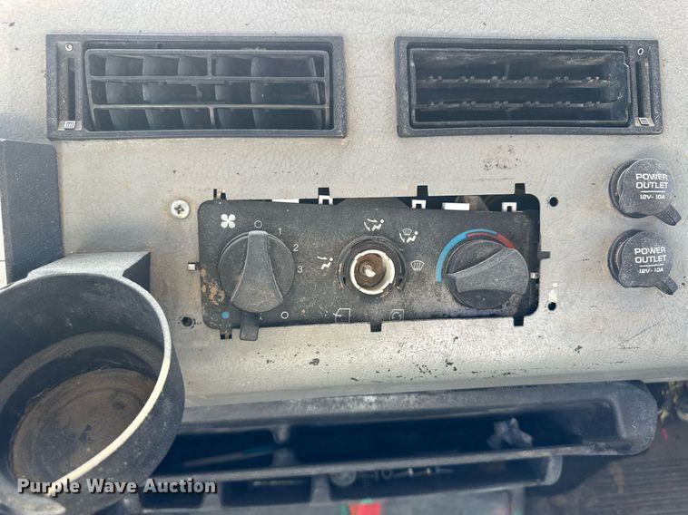 image for item ER8008 2001 Freightliner flatbed truck