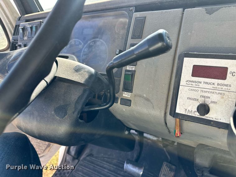 image for item ER8008 2001 Freightliner flatbed truck