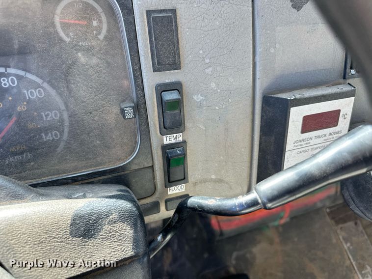 image for item ER8008 2001 Freightliner flatbed truck