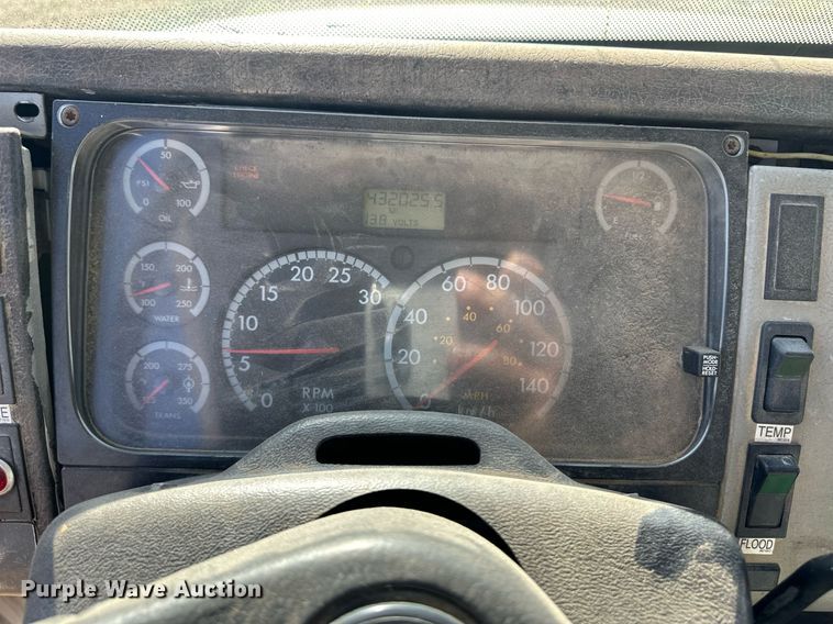 image for item ER8008 2001 Freightliner flatbed truck