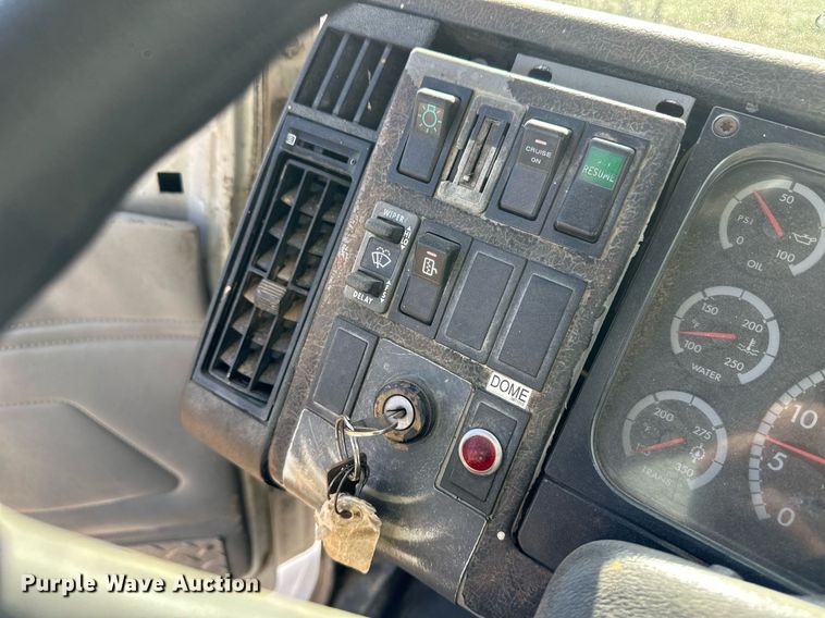 image for item ER8008 2001 Freightliner flatbed truck