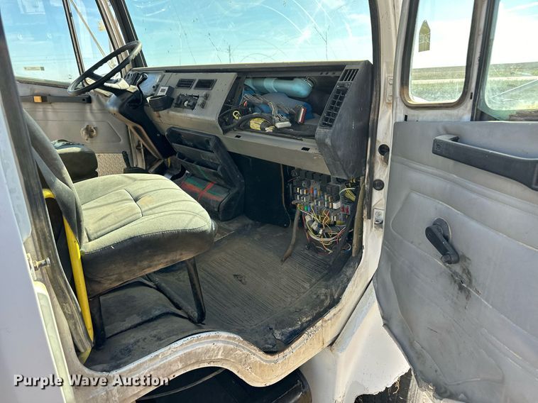 image for item ER8008 2001 Freightliner flatbed truck