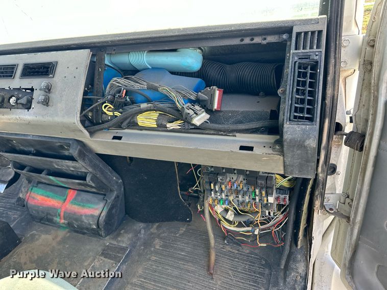 image for item ER8008 2001 Freightliner flatbed truck