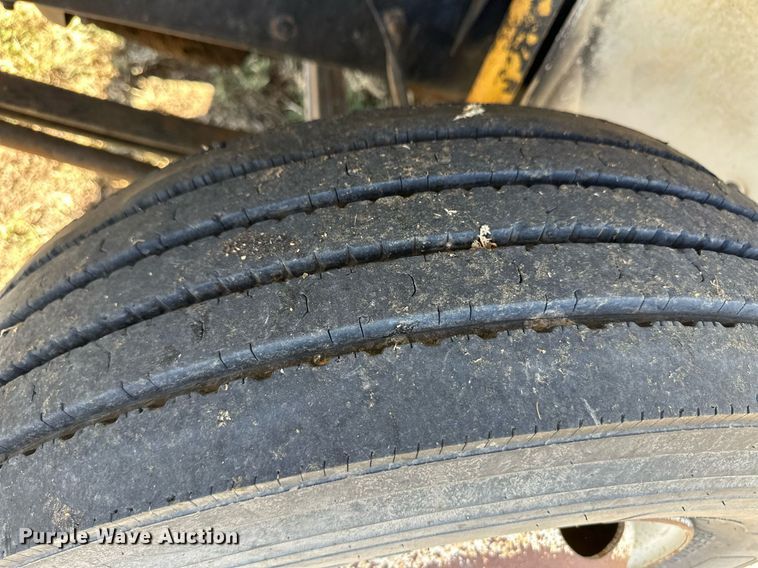 image for item ER8008 2001 Freightliner flatbed truck