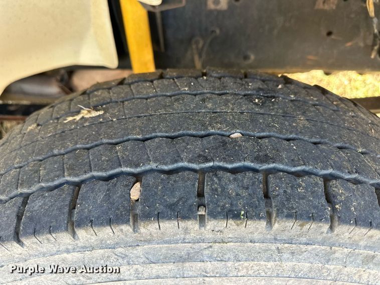 image for item ER8008 2001 Freightliner flatbed truck