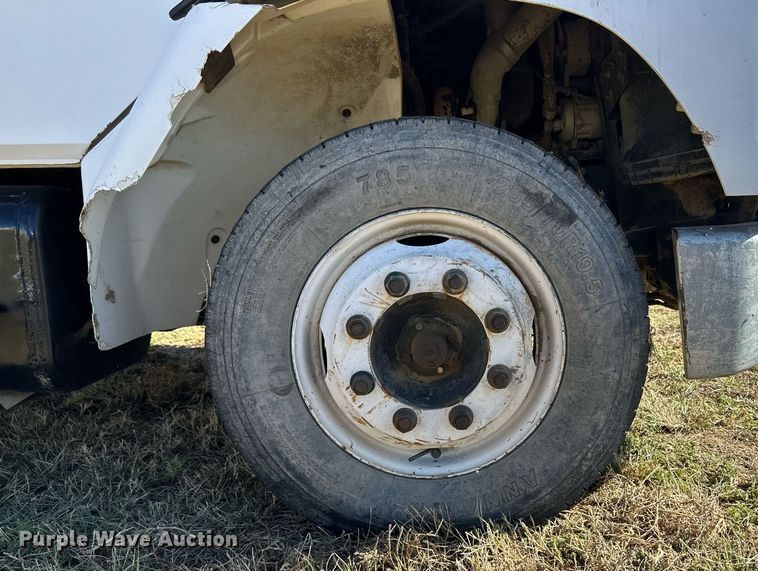 image for item ER8008 2001 Freightliner flatbed truck