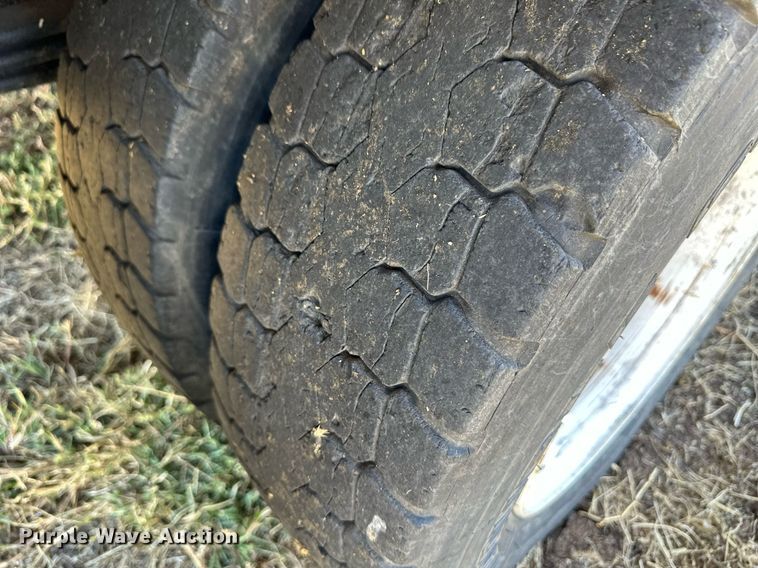 image for item ER8008 2001 Freightliner flatbed truck