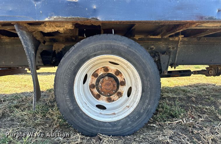 image for item ER8008 2001 Freightliner flatbed truck