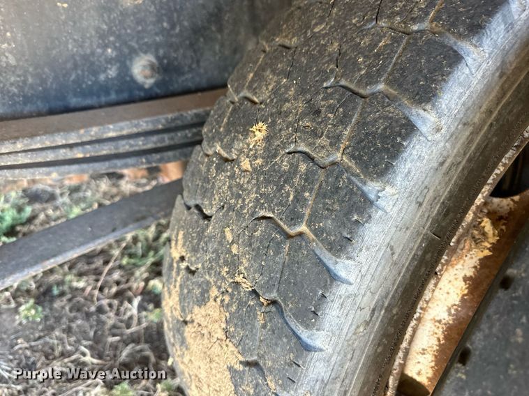 image for item ER8008 2001 Freightliner flatbed truck