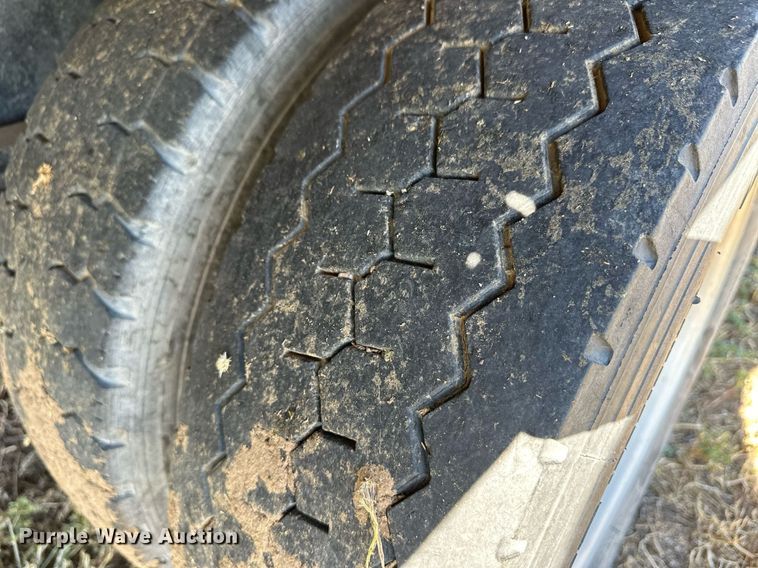 image for item ER8008 2001 Freightliner flatbed truck