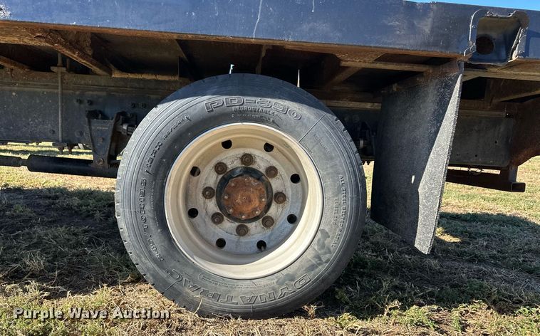 image for item ER8008 2001 Freightliner flatbed truck