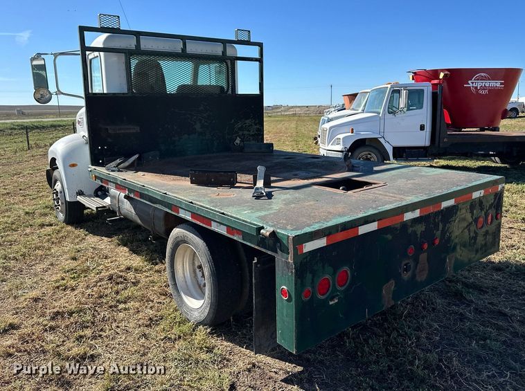 image for item ER8009 2008 Peterbilt 325 flatbed truck