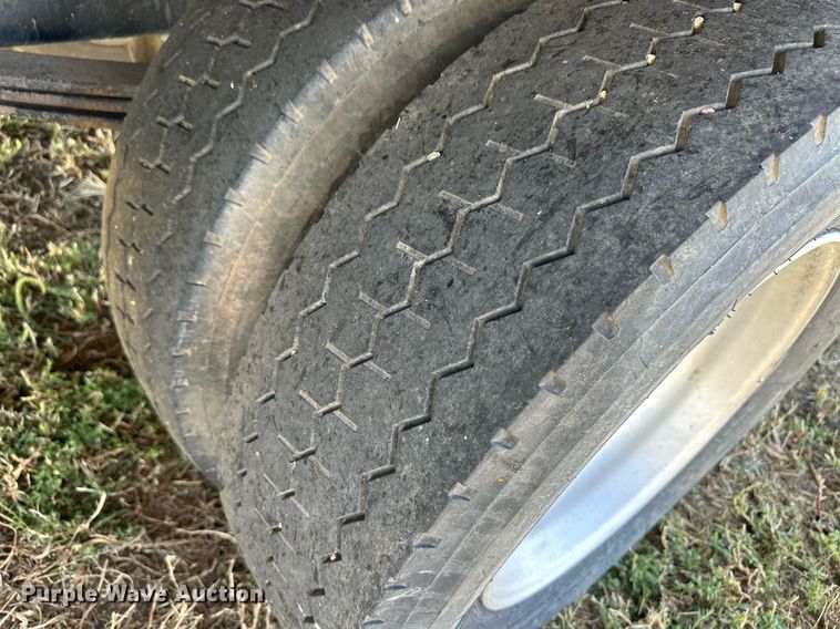 image for item ER8009 2008 Peterbilt 325 flatbed truck