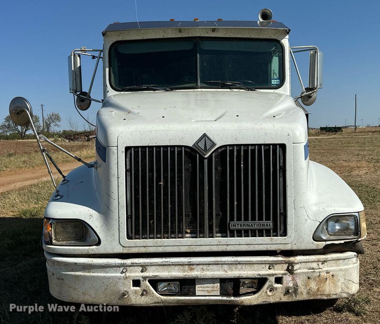 image for item IE9101 1998 International  9200 semi truck