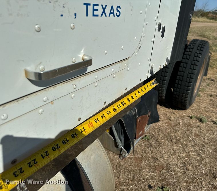 image for item IE9101 1998 International  9200 semi truck