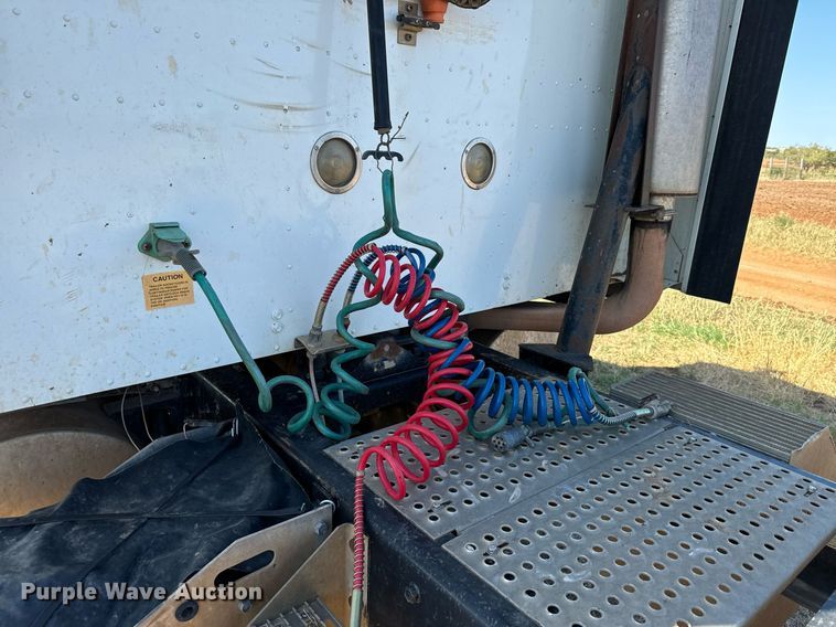 image for item IE9101 1998 International  9200 semi truck