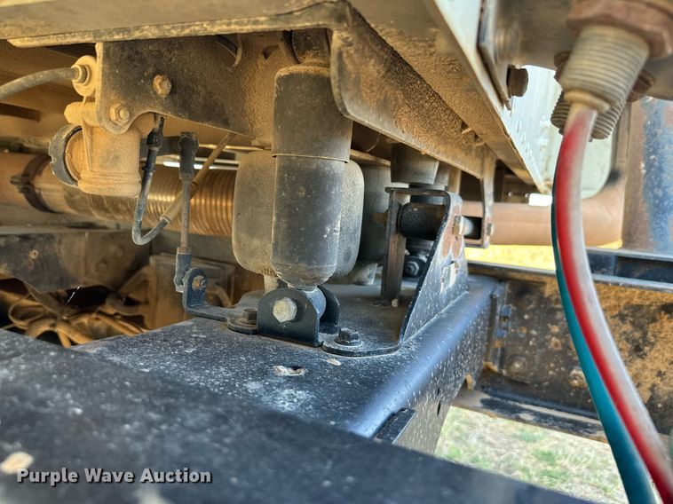 image for item IE9101 1998 International  9200 semi truck