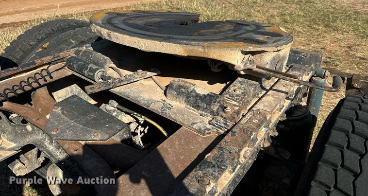 image for item IE9101 1998 International  9200 semi truck