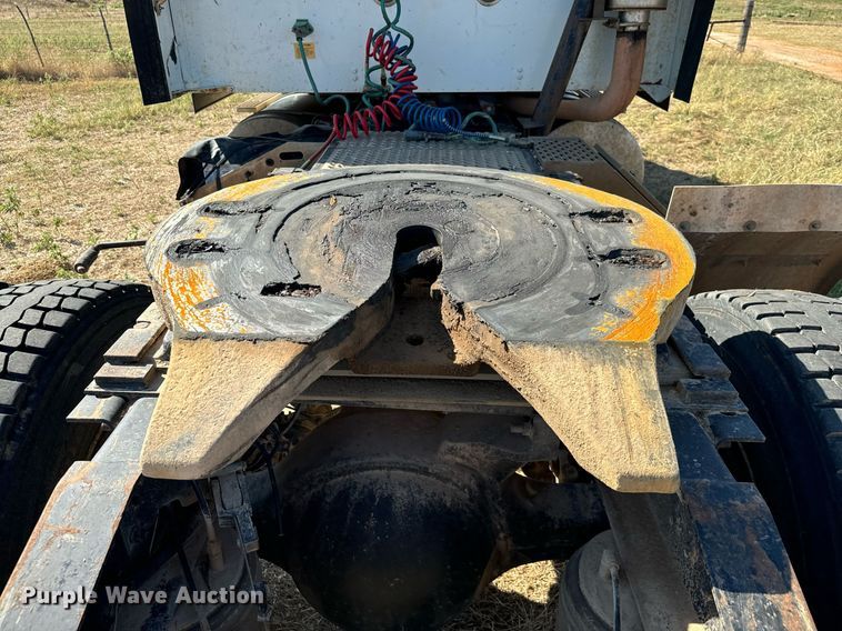 image for item IE9101 1998 International  9200 semi truck